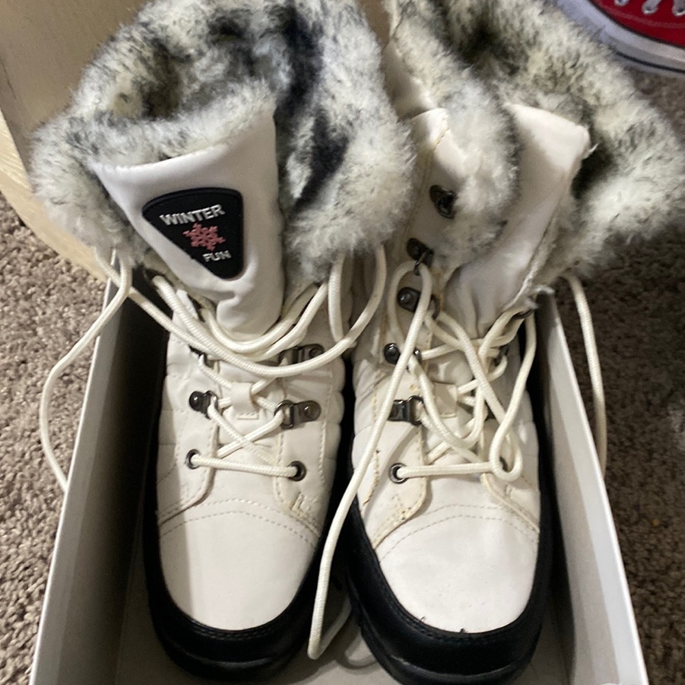 Womens size 7 medium totes snow boots